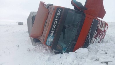 Фура с пивом опрокинулась на трассе на севере Казахстана