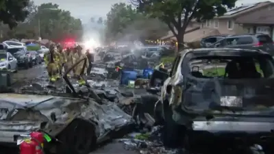 Небольшой самолёт рухнул на жилой квартал в Калифорнии, загорелись дома и автомобили