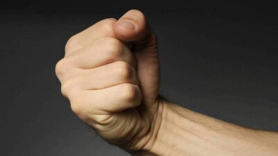Токаев поручил главе МВД задержать неизвестных, избивавших солдата Нацгвардии