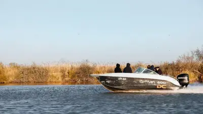 Люди в масках на лодке намеренно столкнулись с катером пограничников в Атырауской области