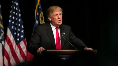 Трамп временно снижает пошлины до 10% для всех стран, а Китаю повышает