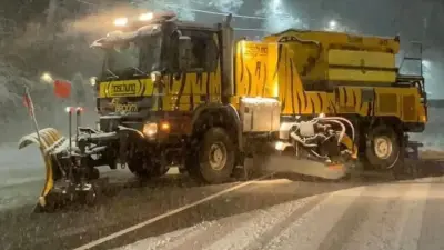 Снегопад в Алматы: спецтехника вышла на круглосуточное дежурство