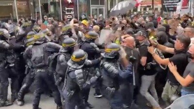 Во время протестов в Париже ранили нескольких полицейских