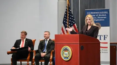 Был недоволен её работой: Трамп уволил генпрокурора США Пэм Бонди