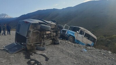 Автобус с пассажирами попал в ДТП на горной дороге к озеру Кайынды. Один человек погиб, шестеро пострадали