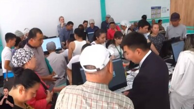 Огромные очереди образовались в ЦОНе Шымкента