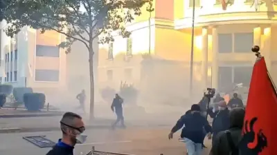 Столица Албании в огне. Протестующие подожгли здания парламента, нескольких министерств и ЦИК