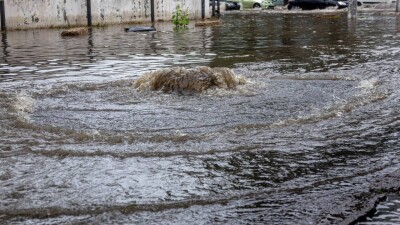 Улицы Темиртау залило горячей водой после испытаний тепловых сетей