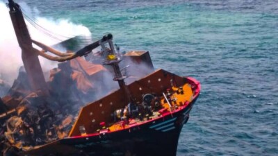 У берегов Шри-Ланки тонет горящее судно с токсичным грузом. Учёные опасаются экологической катастрофы