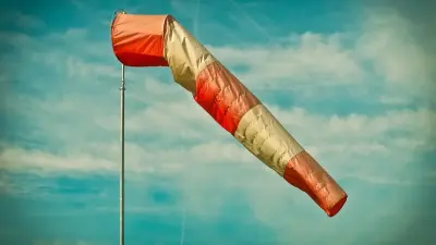 Прогноз погоды на 19 февраля: штормовой ветер ожидается на юге страны, на востоке – сильные осадки