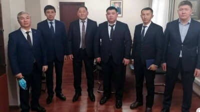Кыргызские правозащитники отправились в Казахстан на помощь соотечественникам