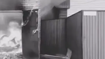 Гараж с машинами загорелся в Актобе, под угрозой оказались два жилых дома