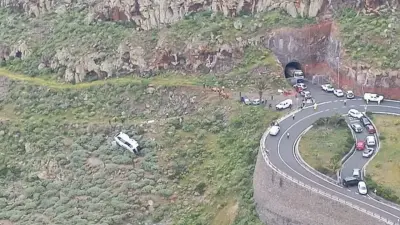 Автобус с туристами упал в овраг на Канарских островах, один человек погиб, 27 пострадали