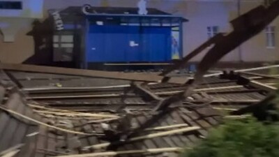 Крыша дома упала на автомобили в Балхаше, один человек пострадал