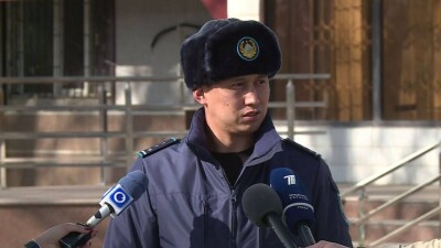 Полицейского, обезвредившего вооружённого узбекистанца в Шымкенте, поощрили премией