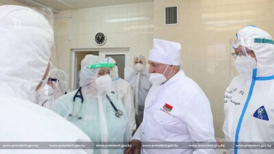 Лукашенко в ковидной клинике снял маску, показав, что он не двойник президента