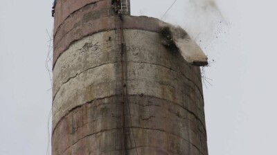 В Петропавловске начали демонтаж обрушившейся трубы ТЭЦ-2