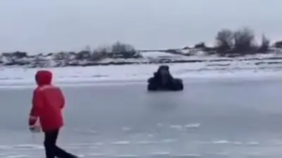 Атырауские инспекторы на квадроцикле провалились под лёд во время рейда по Уралу