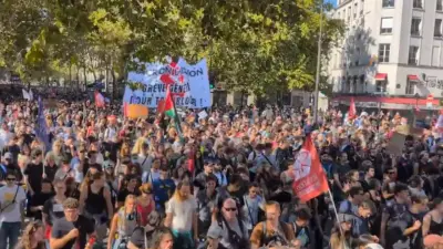 Более миллиона протестующих вышли на улицы Франции