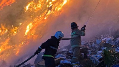 Целый день пожарные борются с огнём на мусорном полигоне в Астане. Пожар разгорается