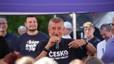 На экс-премьера Чехии Бабиша напали на митинге и ударили по голове костылём