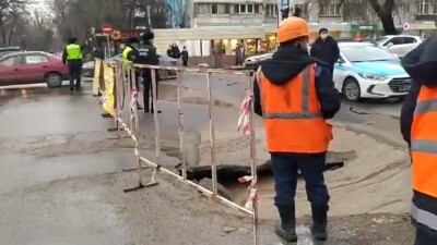 В центре Алматы просело дорожное покрытие. Очевидцы сообщают об огромной пробке