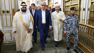Токаев посетил мечеть пророка Мухаммеда в Медине