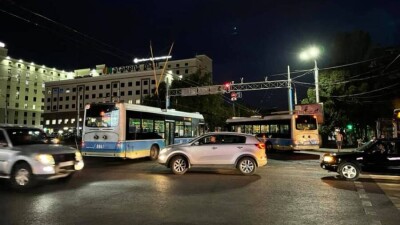 Троллейбусный кабель упал на голову алматинца