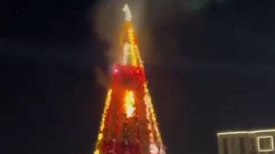 Новогодняя ёлка вспыхнула пламенем во время церемонии зажжения в Шымкенте