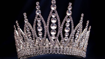 Тайное послание? Сразу две "Мисс США" отказались от своих титулов