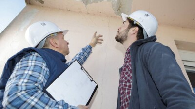 Потолок рухнул в подъезде нового ЖК в Нур-Султане. Застройщик сэкономил на крепеже