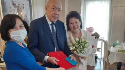 В Наурыз сотрудники ЗАГСа поздравили алматинскую пару с золотой свадьбой