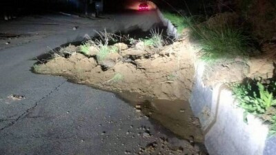 Грязевая масса сошла на дорогу в Алматы