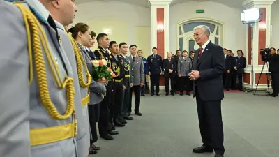 "Уверен, вы всегда будете опорой государства и защитниками народа". Президент наградил сотрудников правоохранительных органов