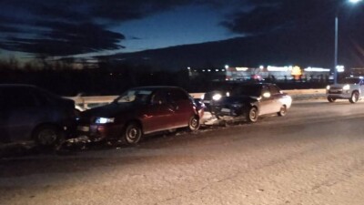 В Костанае образовалась огромная пробка из-за ДТП с четырьмя машинами