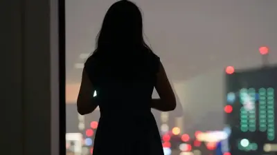 12-летняя девочка выпала из окна многоэтажки в Астане, полиция начала расследование