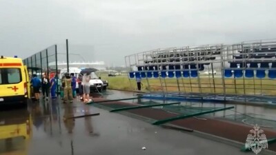 В Ростове-на-Дону во время футбольного матча обрушилась трибуна. Один человек погиб, 20 пострадали