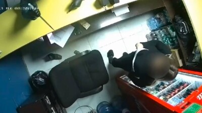 Житель Атырау с кухонным ножом совершил разбойное нападение на букмекерскую контору