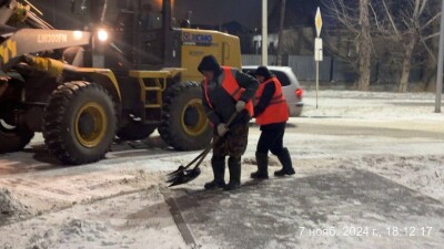 Сотни рабочих расчищают дороги в Астане. Снег в столице продолжится и завтра