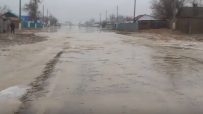 Потоки дождевой и талой воды затопили дорогу в Актюбинской области