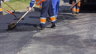 Выполнили работы лишь на 50%. Аким Актюбинской области отчитал подрядчиков, строящих дороги