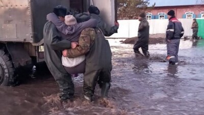 Спасатели ВКО эвакуируют жителей села Новопокровка. Его затопило талыми водами