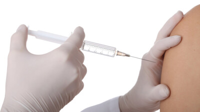 Ряд европейских стран приостановил вакцинацию препаратом AstraZeneca из-за образования тромбов