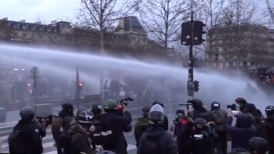 Полиция Парижа применила против протестующих водомёты и слезоточивый газ