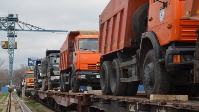 Технику для борьбы с паводками круглосуточно перебрасывают по железной дороге в пострадавшие регионы