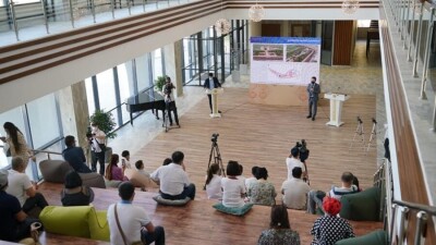 Аким Туркестана переезжает в стеклянный кабинет