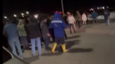 Жители Коянды перекрыли трассу из-за паводка. В акимате пригрозили наказанием