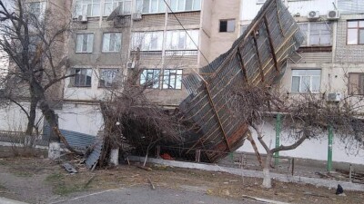 В Жанатасе из-за сильного ветра в домах пропали свет и тепло, введён режим ЧС