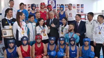Токаев проверил удар чемпионки мира по боксу в ДЮСШ Степногорска