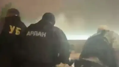 Вымогатели отобрали два автомобиля и 3000 долларов у жителя Шымкента